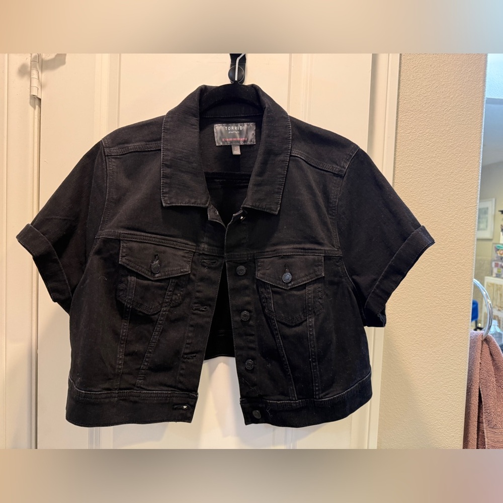 torrid Black Cropped Short-Sleeve Denim Jacket